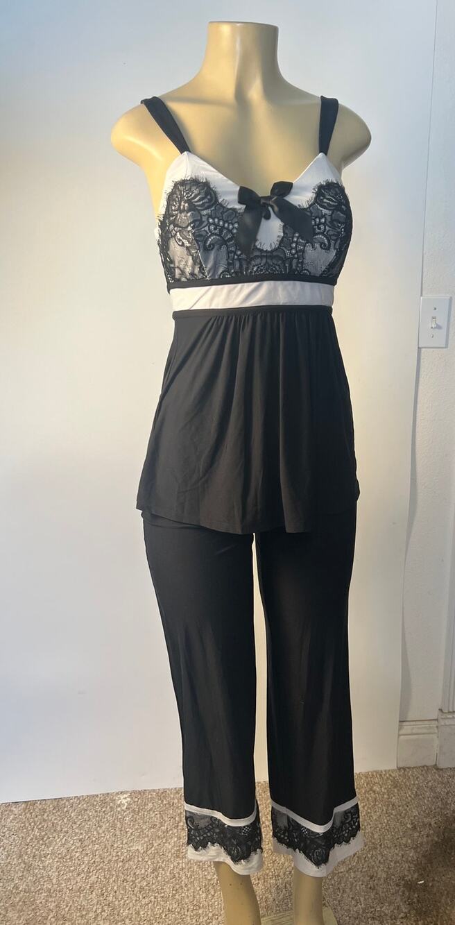 Soma Pajama set in blk and wht w lace detail Size S and XS